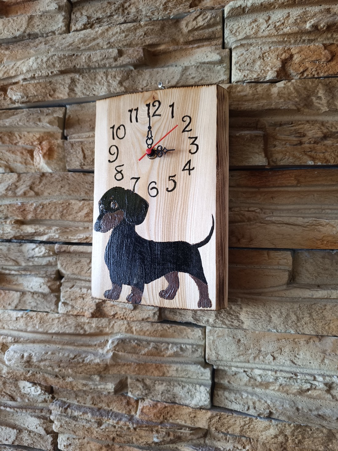 Ceas de perete din lemn cu câine drăguț dachshund -  - Artynos.ro
