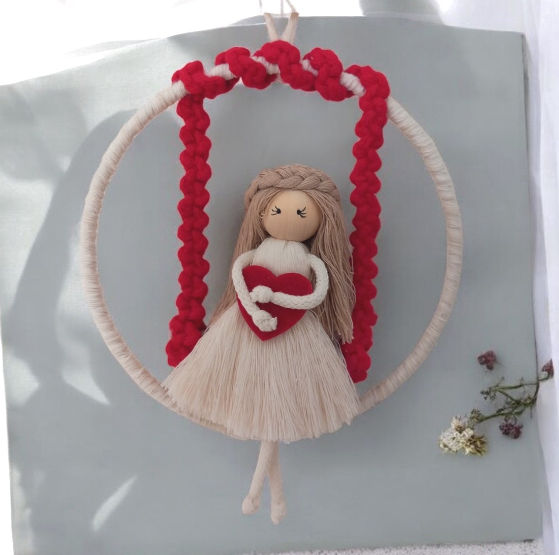 Decorațiune de perete din macramé roșu și alb  - casă & stil de viață - decorațiuni de casă - decorațiuni de pereți - decor de pereți, macrame - Artynos.ro