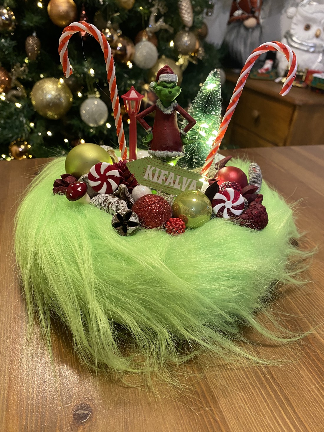 Masă de Crăciun Grinch cu disc și ciocănitoare - - Artynos.ro Masă de Crăciun Grinch cu disc și ciocănitoare - - Artynos.ro