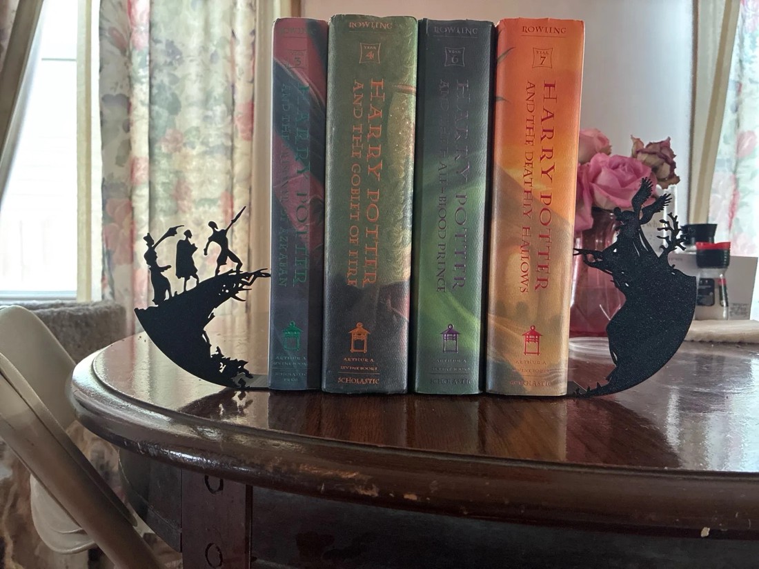Sculptura de carte Harry Potter și Talismanele Morții (Harry Potter and the Deathly Hallows) - casă & stil de viață - accesorii pentru decorat casa - decorațiuni de masă și decorațiuni pentru rafturi - suport carte - Artynos.ro Sculptura de carte Harry Potter și Talismanele Morții (Harry Potter and the Deathly Hallows) - casă & stil de viață - accesorii pentru decorat casa - decorațiuni de masă și decorațiuni pentru rafturi - suport carte - Artynos.ro