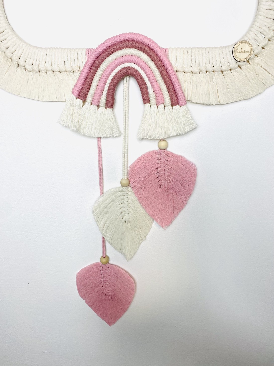 Decor de perete personalizat - nor macrame cu curcubeu și frunze (mare) - girly -  - Artynos.ro