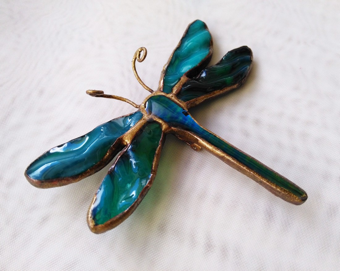 Broșă exclusivă cu libelulă iridescentă albastră - bijuterii - broșe - Artynos.ro