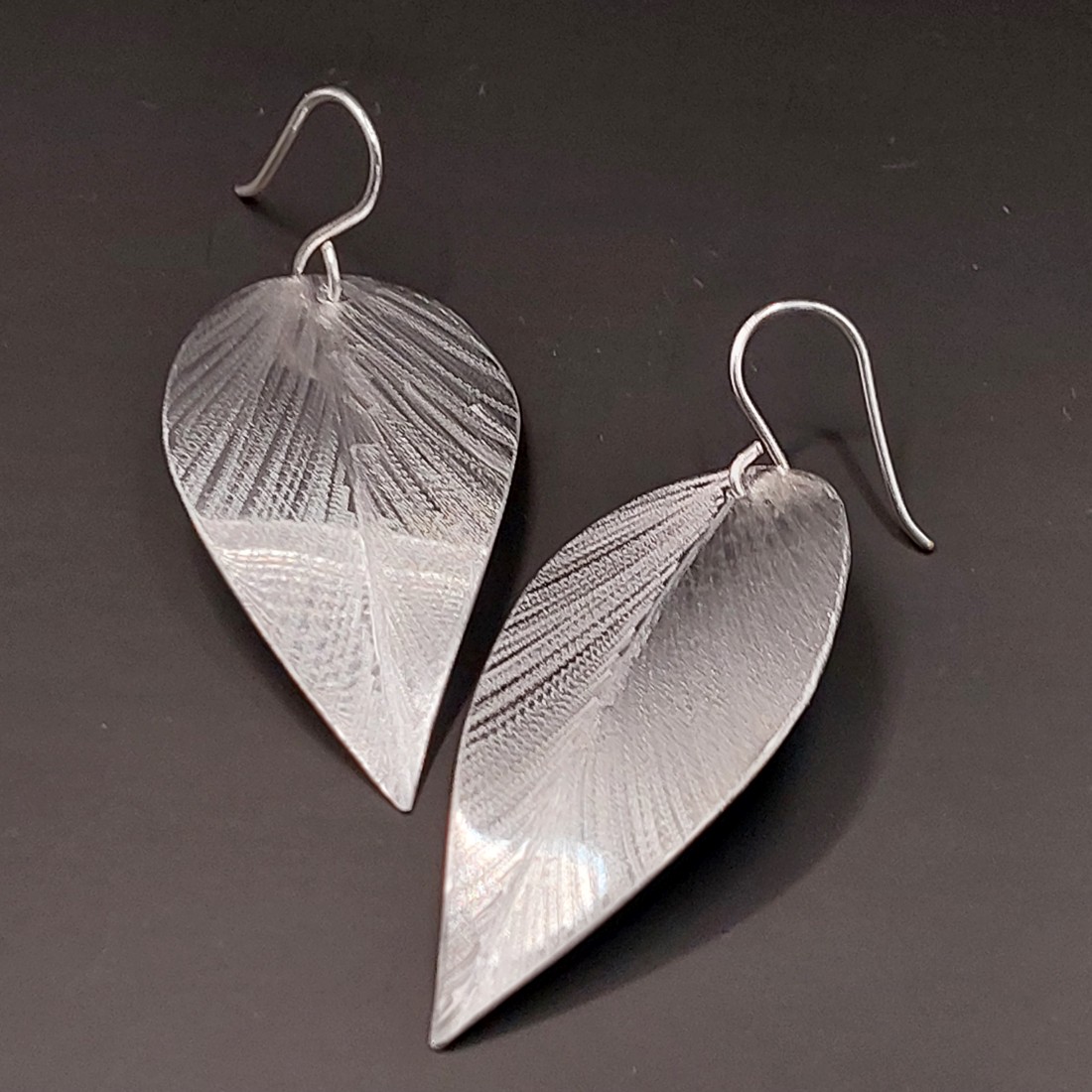 Cercei cu litere în aluminiu - bijuterii - cercei lungi - Artynos.ro Cercei cu litere în aluminiu - bijuterii - cercei lungi - Artynos.ro