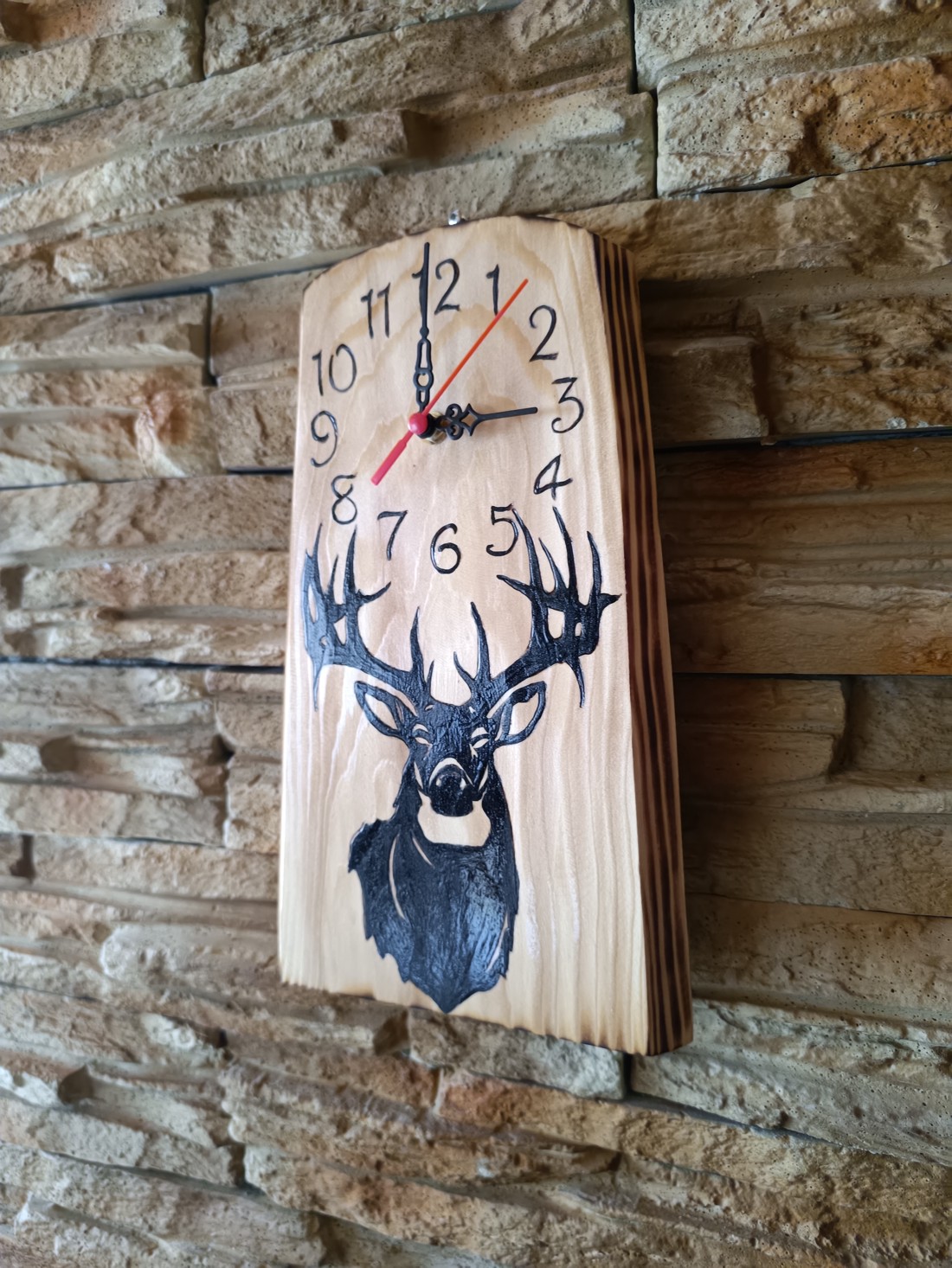 Ceas de perete din lemn decorat cu silueta căprioarei - - Artynos.ro Ceas de perete din lemn decorat cu silueta căprioarei - - Artynos.ro