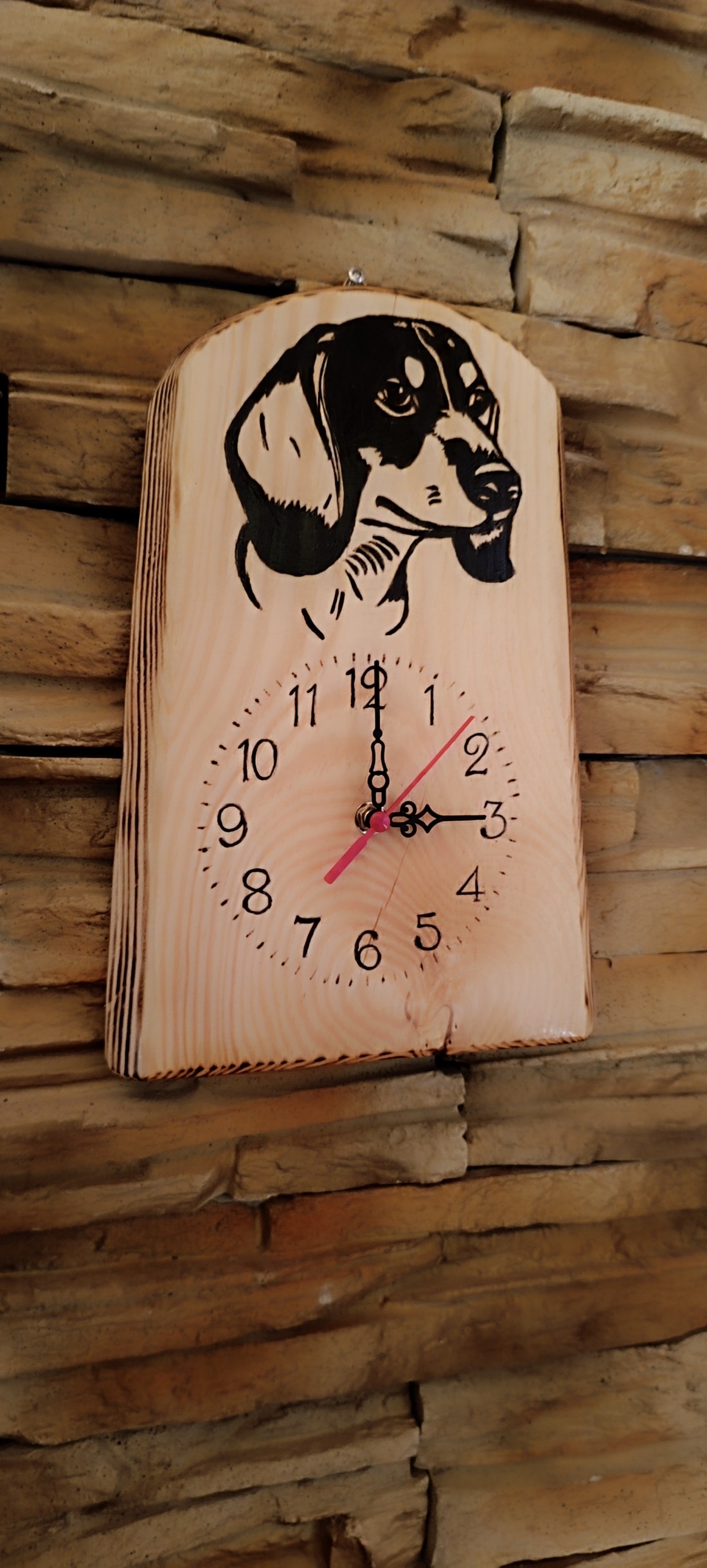 Ceas de perete din pin roșu cu câine dachshund - - Artynos.ro Ceas de perete din pin roșu cu câine dachshund - - Artynos.ro