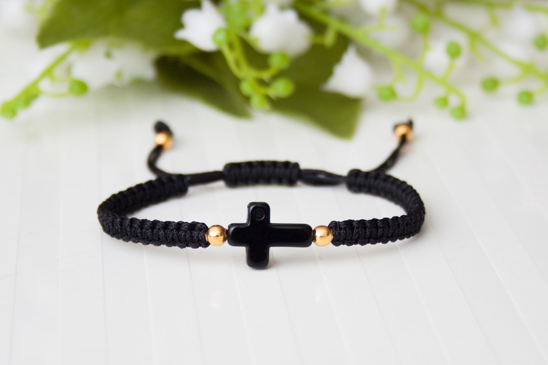 Brățară macramé împletită - Cross negru -  - Artynos.ro