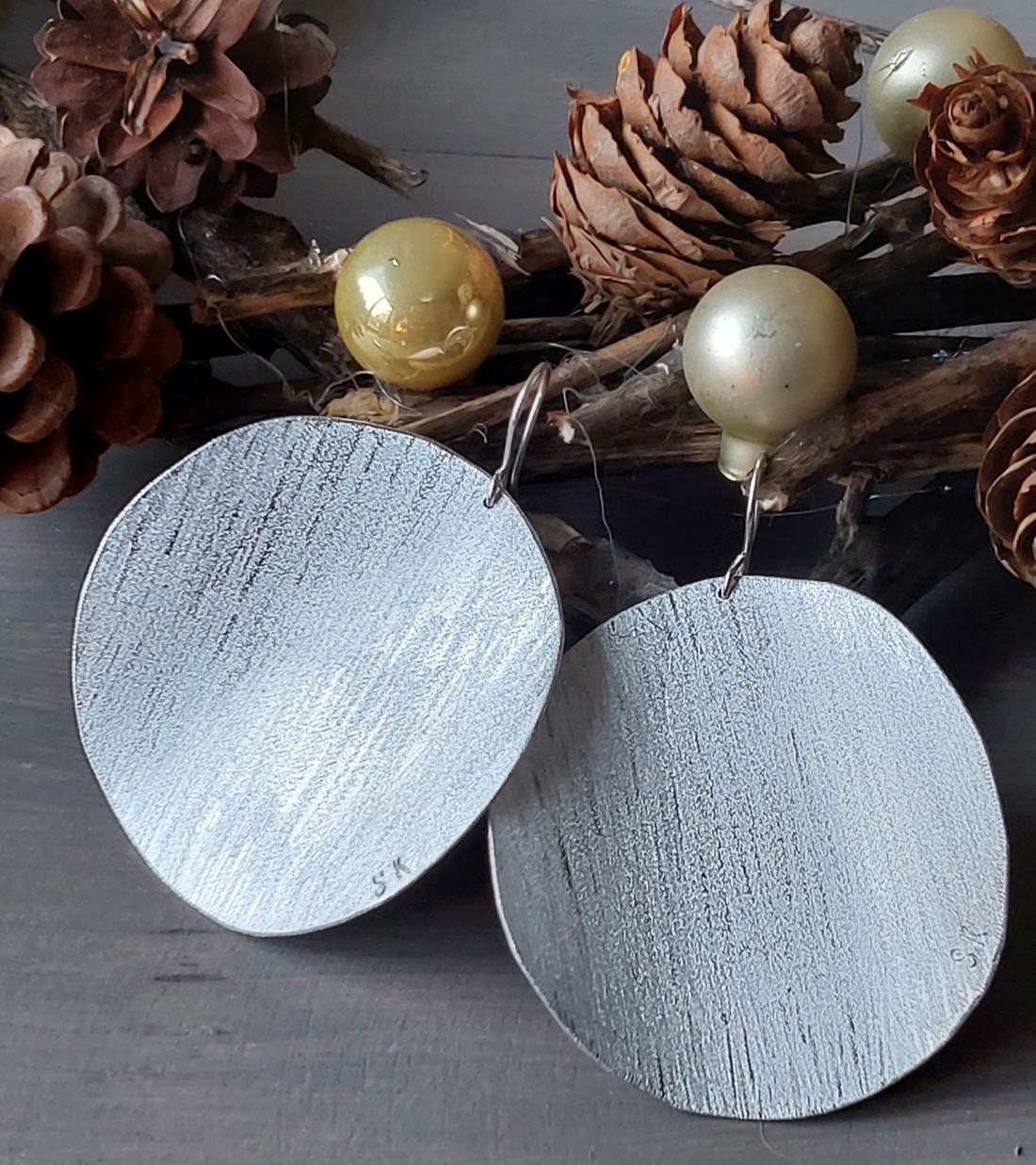 Cercei minimali în formă de cerc din aluminiu - bijuterii - cercei hoops - Artynos.ro Cercei minimali în formă de cerc din aluminiu - bijuterii - cercei hoops - Artynos.ro