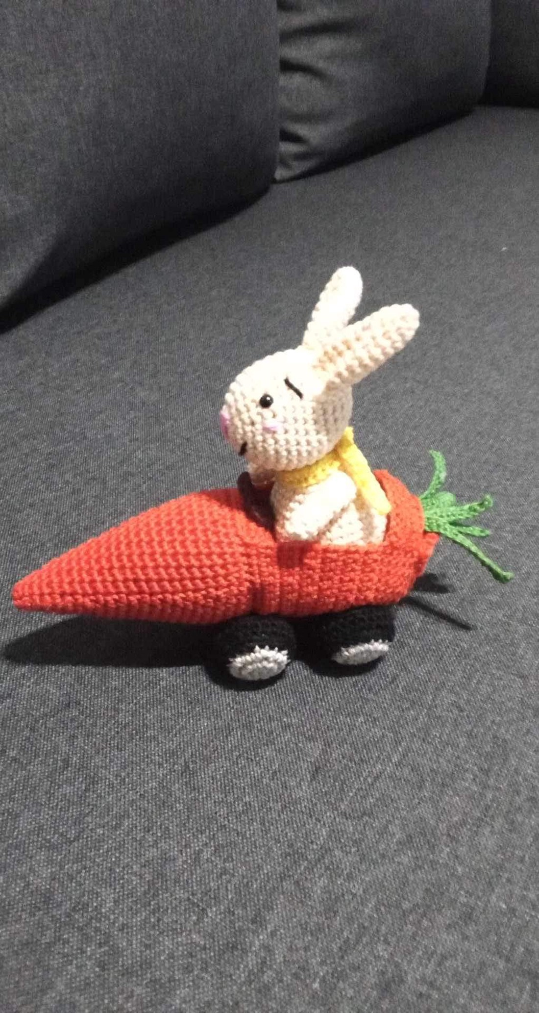  Iepurașul morcov într-o mașină - jucării și echipamente pentru copii - plușuri - iepure de pluș - Artynos.ro