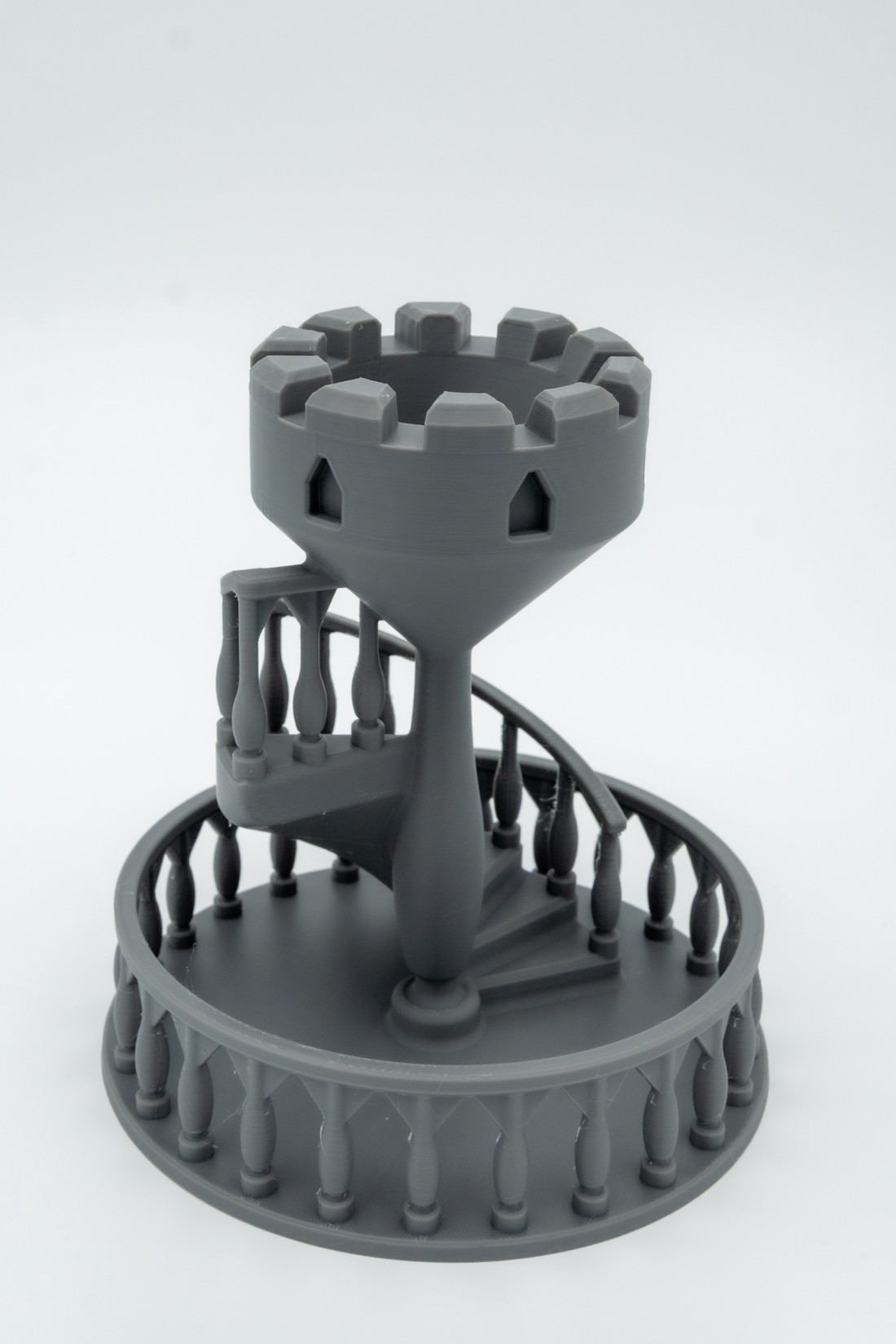 Turn pentru zaruri cu scară în spirală rustică -  - Artynos.ro