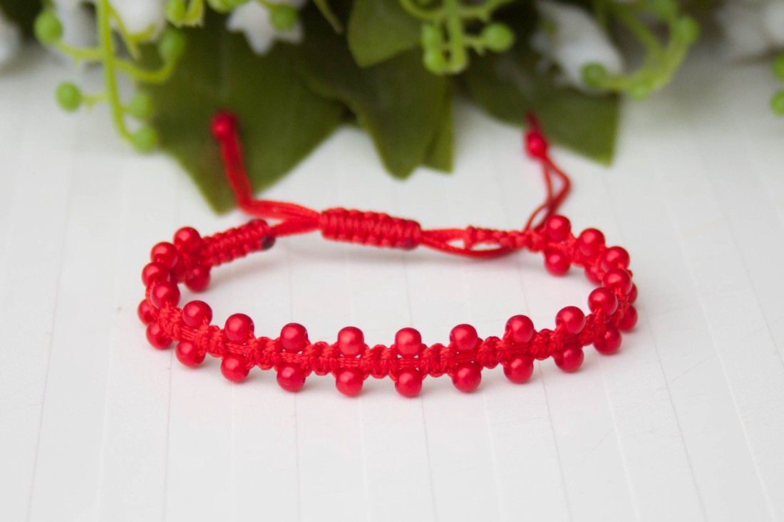 Brățară macramé împletită - Mărgele roșii - bijuterii - brățări - brățări împletite - Artynos.ro Brățară macramé împletită - Mărgele roșii - bijuterii - brățări - brățări împletite - Artynos.ro