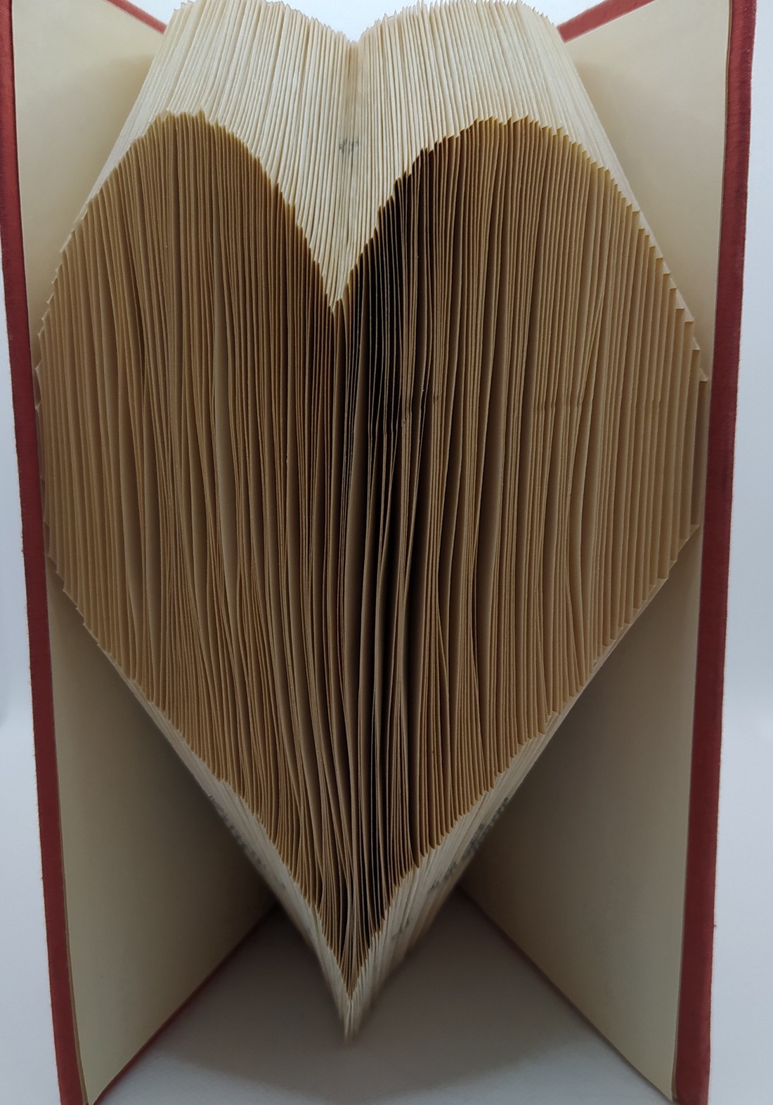 Sculptură carte inimă - casă & stil de viață - accesorii pentru decorat casa - decorațiuni de masă și decorațiuni pentru rafturi  - sculptură de carte, carte pliată - Artynos.ro