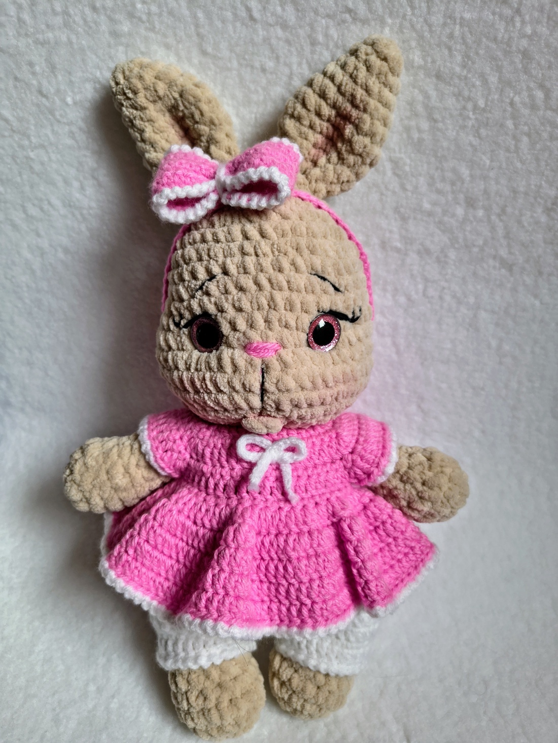 Iepuraș de pluș croșetat handmade cu haine și accesorii detașabile - jucării și echipamente pentru copii - plușuri - iepure de pluș - Artynos.ro