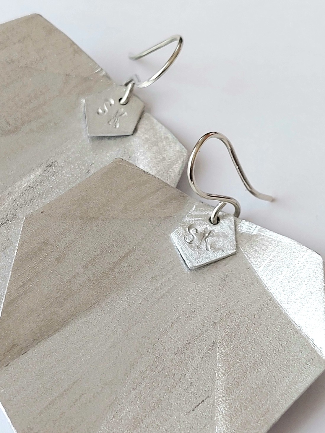 Cercei minimaliști din aluminiu -  - Artynos.ro Cercei minimaliști din aluminiu -  - Artynos.ro