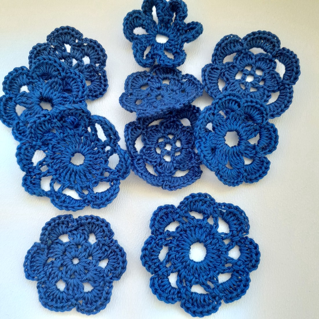 Pachet flori croșetate - 10 bucăți / pachet - albastru închis - - Artynos.ro Pachet flori croșetate - 10 bucăți / pachet - albastru închis - - Artynos.ro