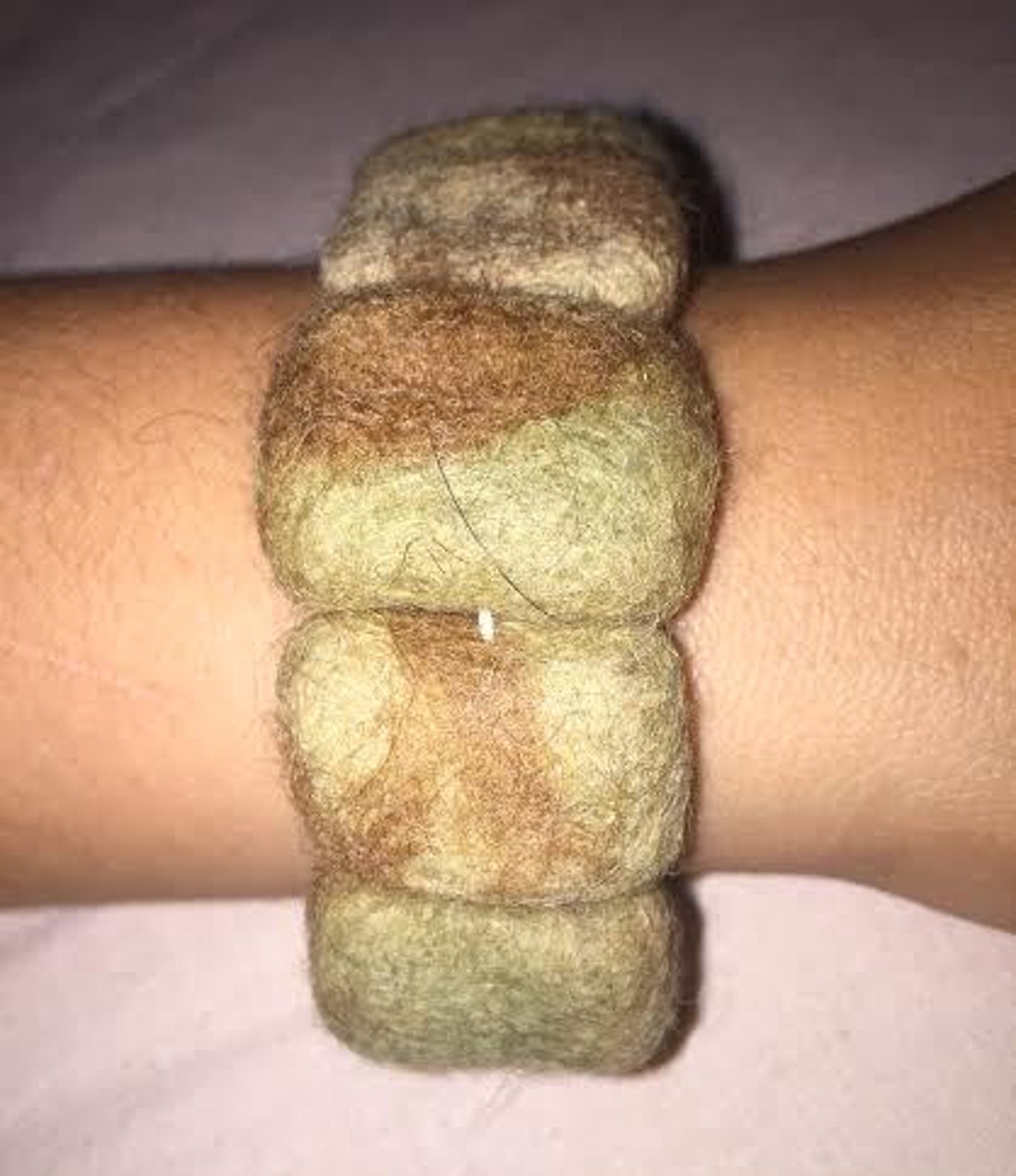 Brățară din pâslă verde (Keki)-maro - - Artynos.ro Brățară din pâslă verde (Keki)-maro - - Artynos.ro