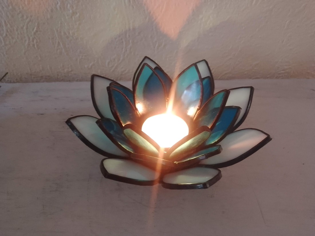 Lumină pură, armonie - Floare de Lotus tiffany suport lumânare, cadou spiritual pentru meditație, yoga. - casă & stil de viață - lumânări, parfumuri, arome - suport lumânări - Artynos.ro Lumină pură, armonie - Floare de Lotus tiffany suport lumânare, cadou spiritual pentru meditație, yoga. - casă & stil de viață - lumânări, parfumuri, arome - suport lumânări - Artynos.ro