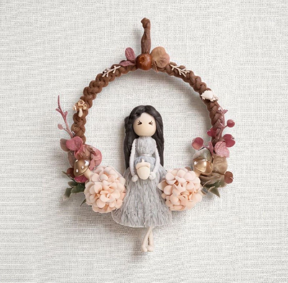 Decorațiune de perete din macramé de toamnă � păpușă din macramé pe un inel maro, decorată cu piersici aurii -  - Artynos.ro