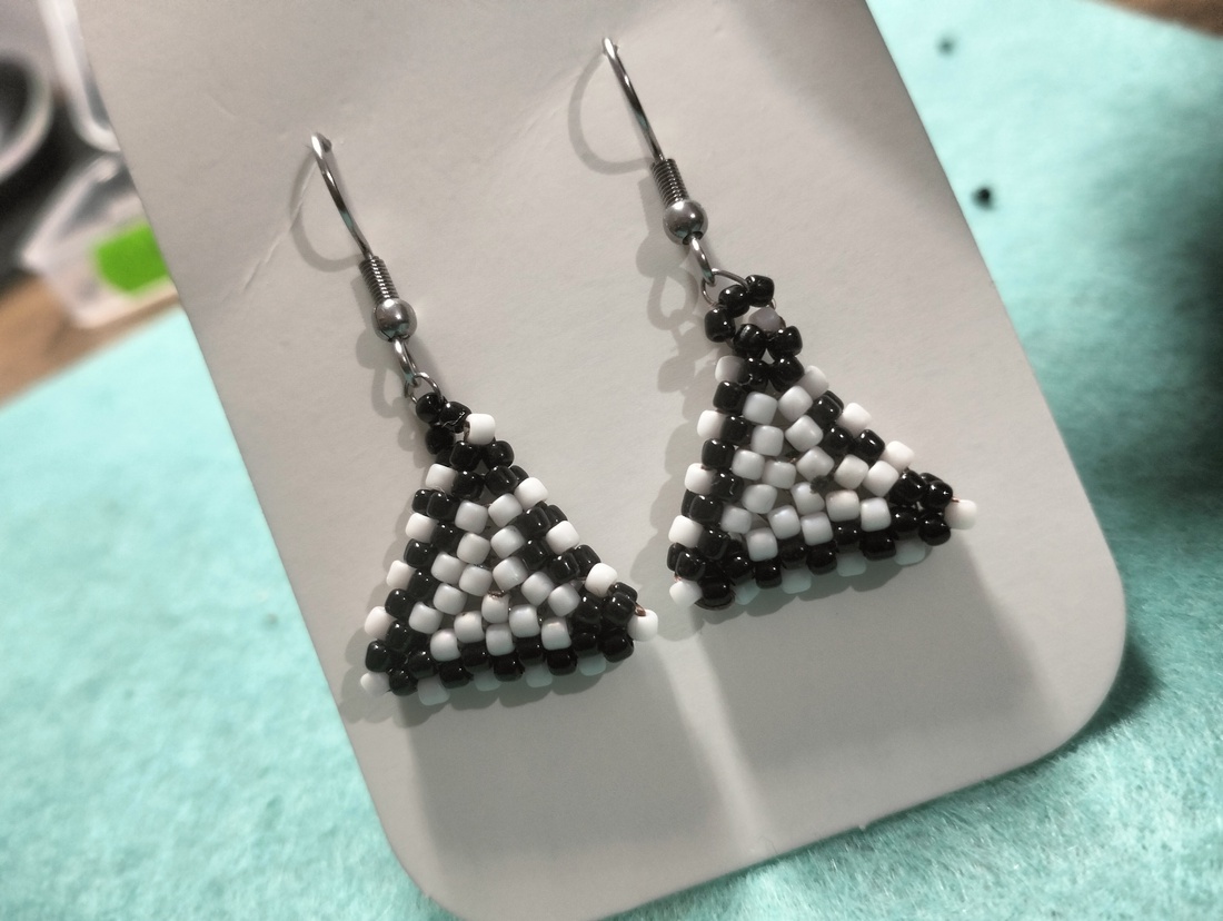 Cercei handmade colectia LINEA Contrast � triunghi alb și negru, Toho - bijuterii - cercei - cercei din mărgele - Artynos.ro