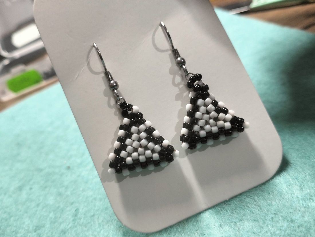 Cercei handmade colectia LINEA Contrast � triunghi alb și negru, Toho - bijuterii - cercei - cercei din mărgele - Artynos.ro