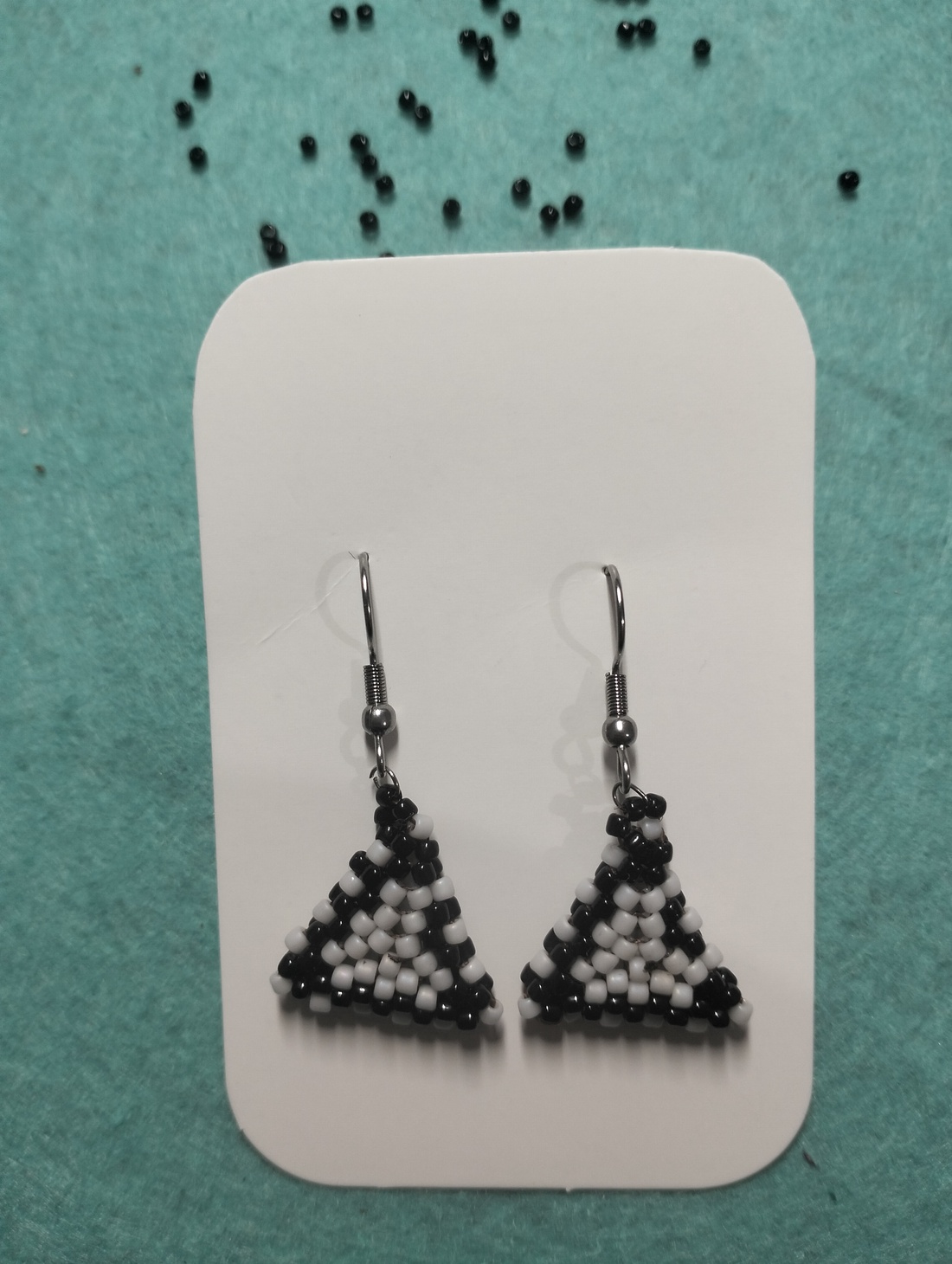 Cercei handmade colectia LINEA Contrast � triunghi alb și negru, Toho - bijuterii - cercei - cercei din mărgele - Artynos.ro