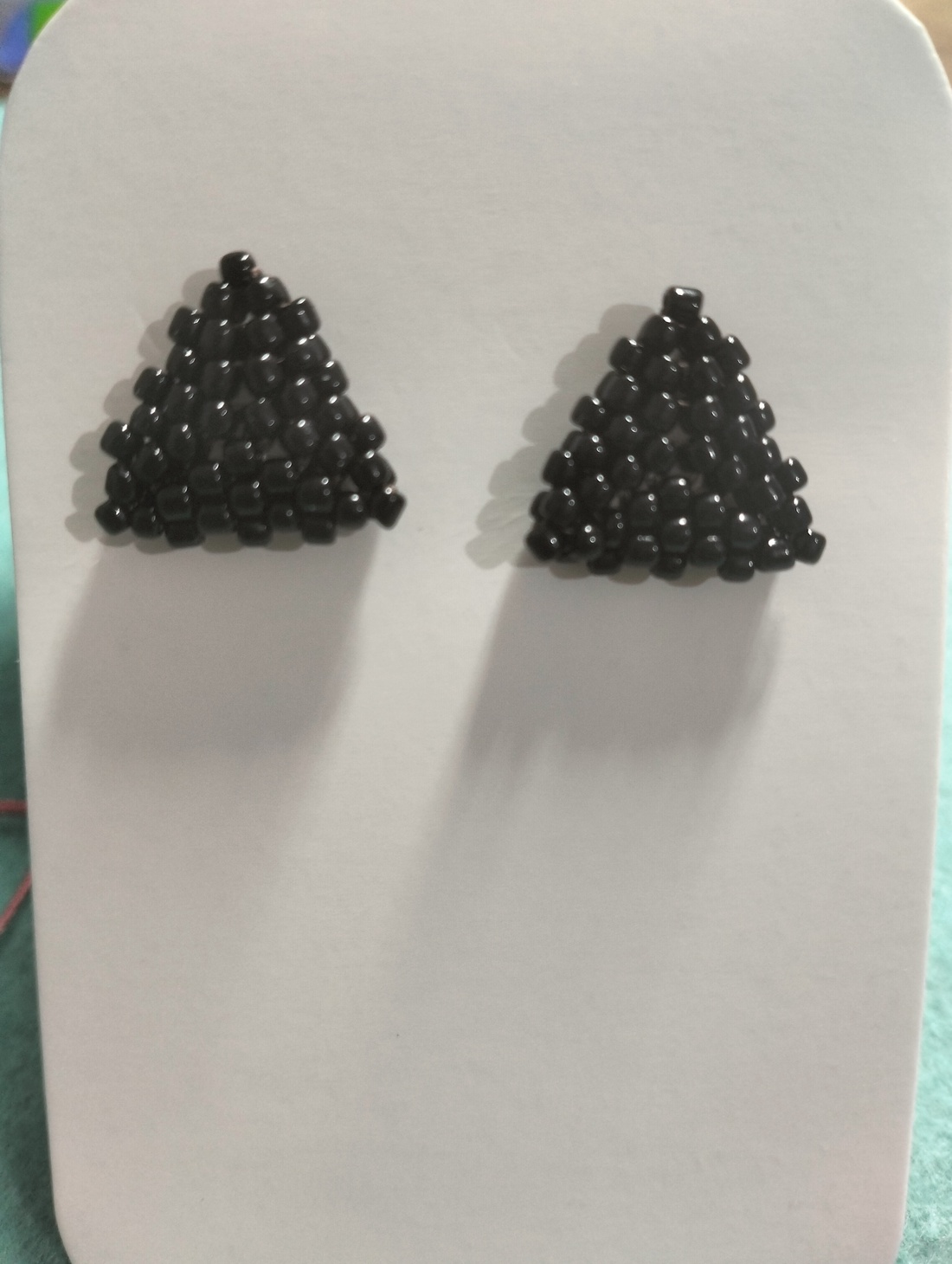 Cercei handmade colectia LINEA Mini Noir � triunghi negru. - bijuterii - cercei - cercei din mărgele - Artynos.ro