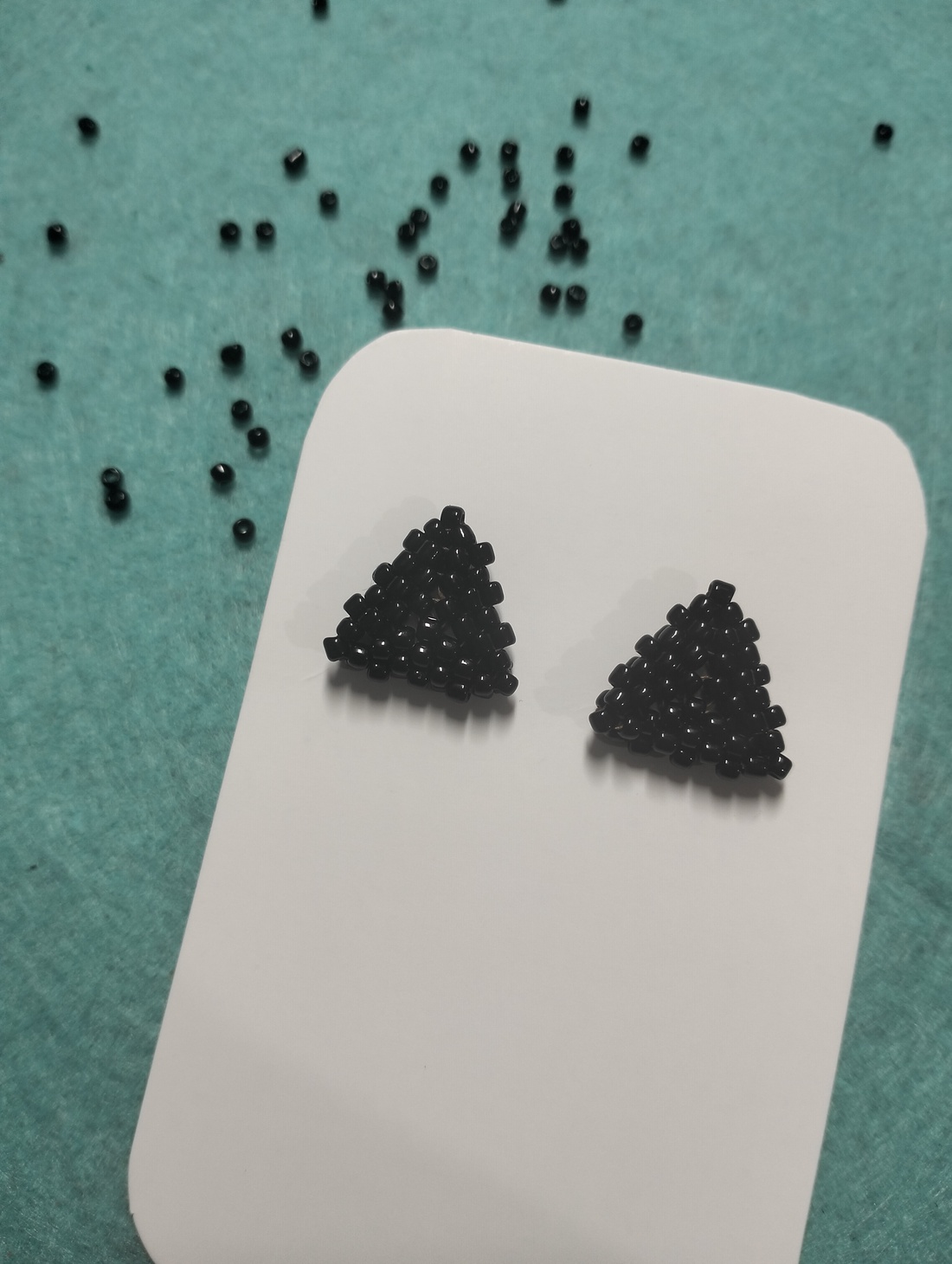 Cercei handmade colectia LINEA Mini Noir � triunghi negru. - bijuterii - cercei - cercei din mărgele - Artynos.ro