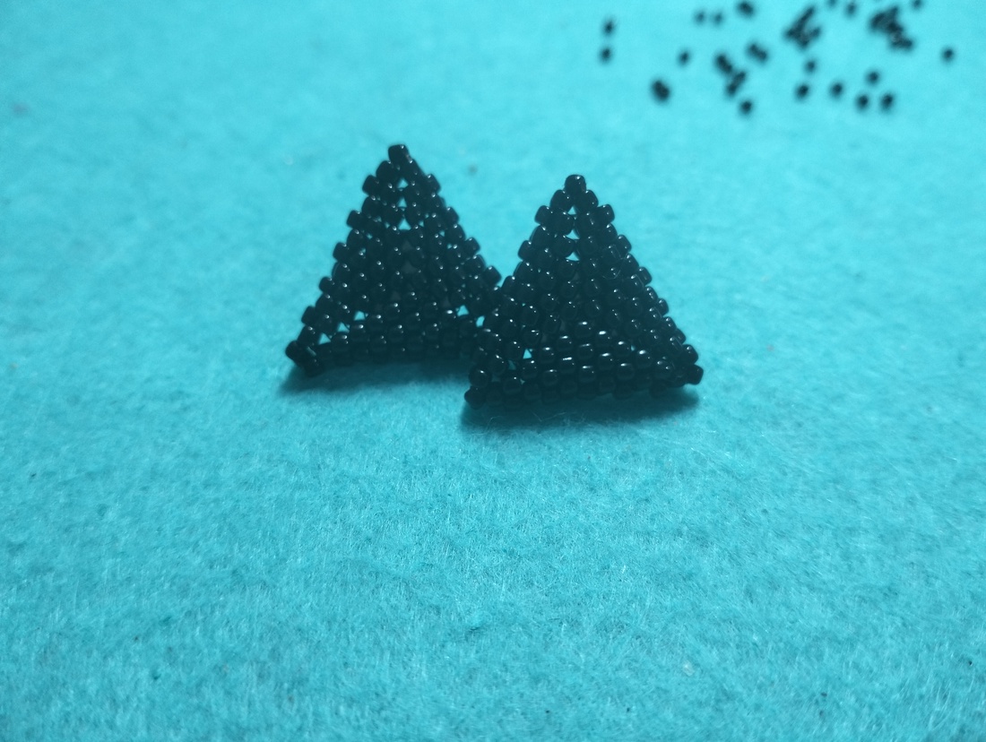 Cercei handmade colectia LINEA Mini Noir � triunghi negru. - bijuterii - cercei - cercei din mărgele - Artynos.ro