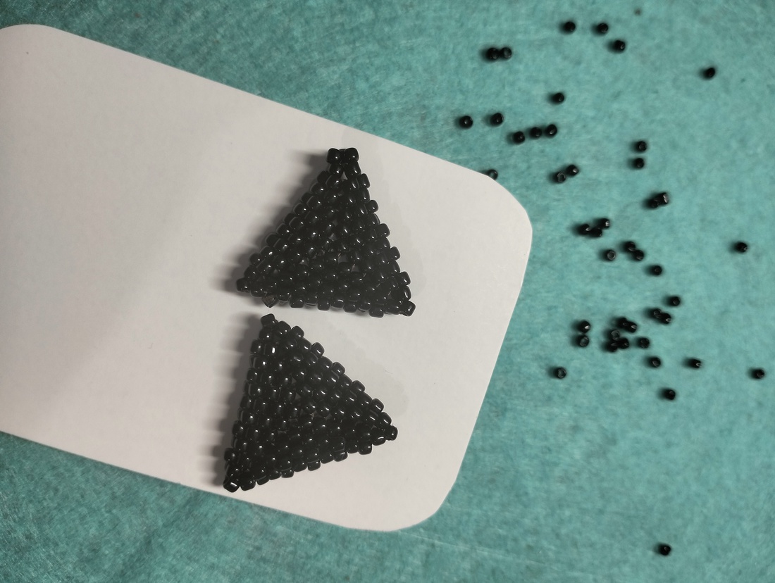 Cercei handmade colectia LINEA Shadow � triunghi negru mare. - bijuterii - cercei - cercei din mărgele - Artynos.ro