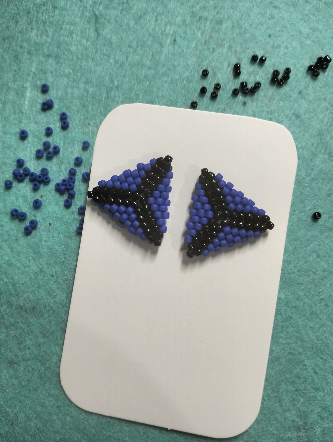 Cercei handmade colectia LINEA Violet Edge � triunghi negru și mov. - bijuterii - cercei - cercei din mărgele - Artynos.ro