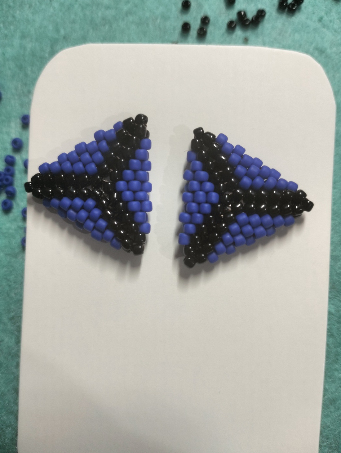 Cercei handmade colectia LINEA Violet Edge � triunghi negru și mov. - bijuterii - cercei - cercei din mărgele - Artynos.ro