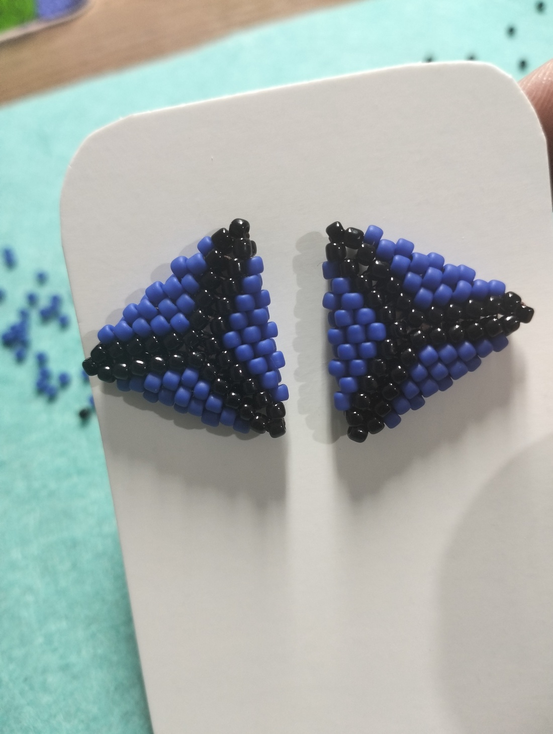 Cercei handmade colectia LINEA Violet Edge � triunghi negru și mov. - bijuterii - cercei - cercei din mărgele - Artynos.ro