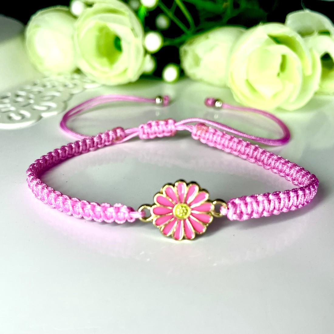 Brățară macramé cu flori împletite - - Artynos.ro Brățară macramé cu flori împletite - - Artynos.ro