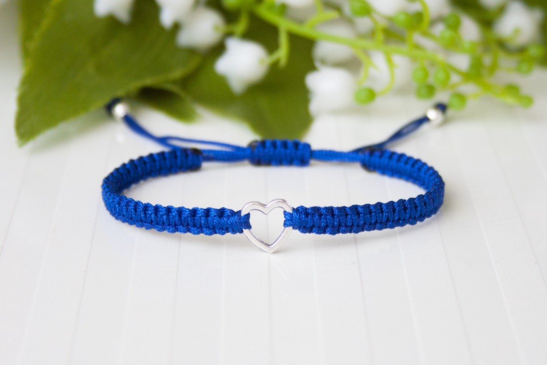 Brățară macramé împletită - Heart albastru închis/argintiu - - Artynos.ro Brățară macramé împletită - Heart albastru închis/argintiu - - Artynos.ro