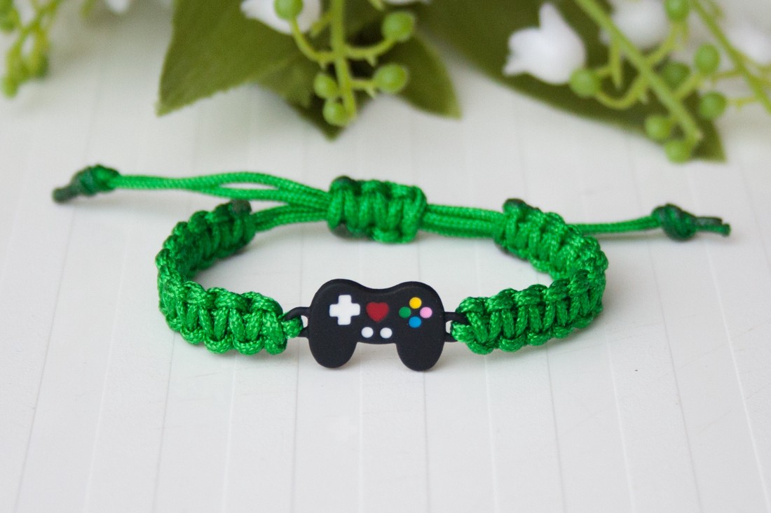 Brățară macramé împletită pentru copii - Consolă de jocuri verde - - Artynos.ro Brățară macramé împletită pentru copii - Consolă de jocuri verde - - Artynos.ro