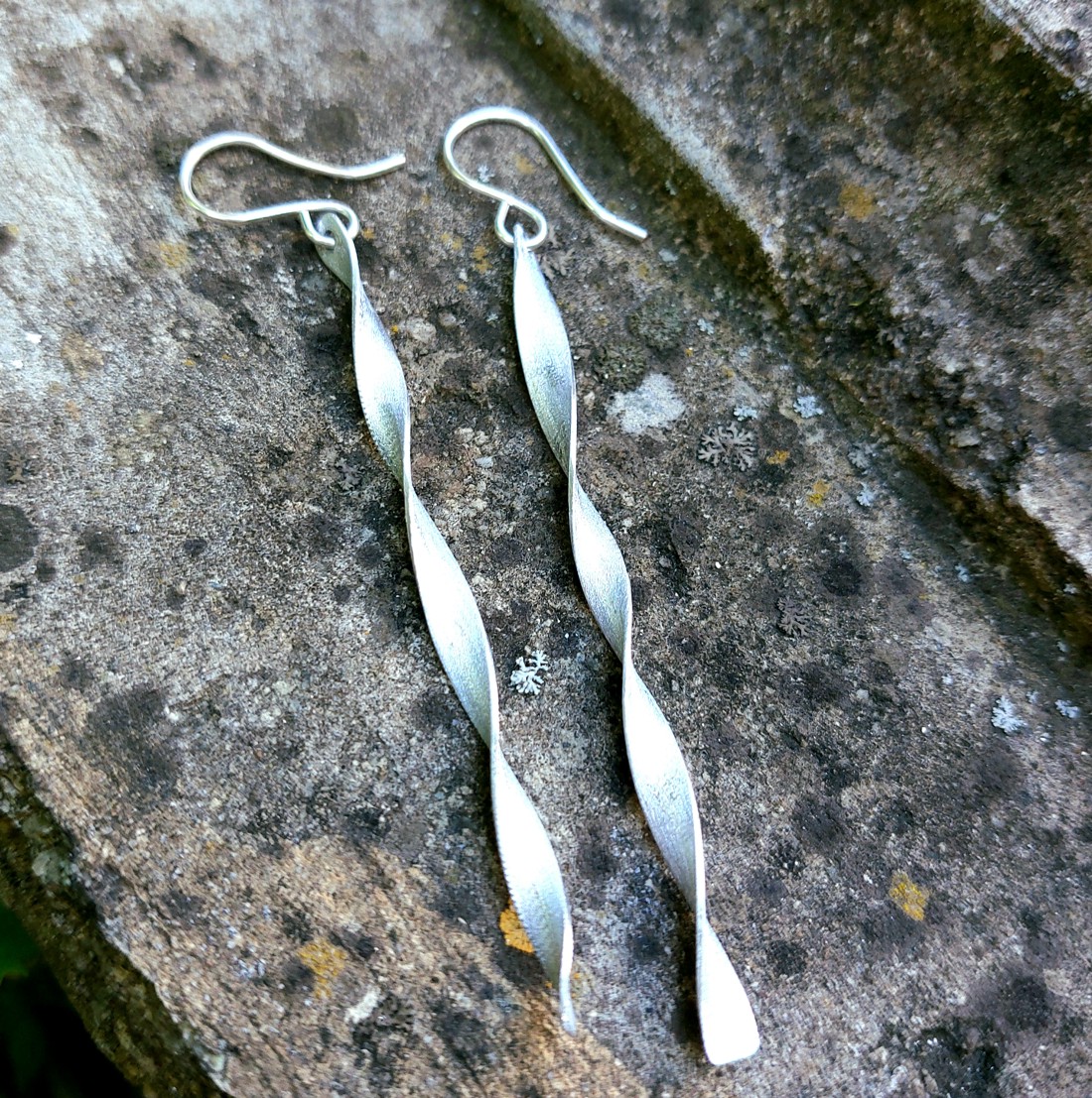 Cercei răsucite din aluminiu - bijuterii - cercei lungi - Artynos.ro Cercei răsucite din aluminiu - bijuterii - cercei lungi - Artynos.ro