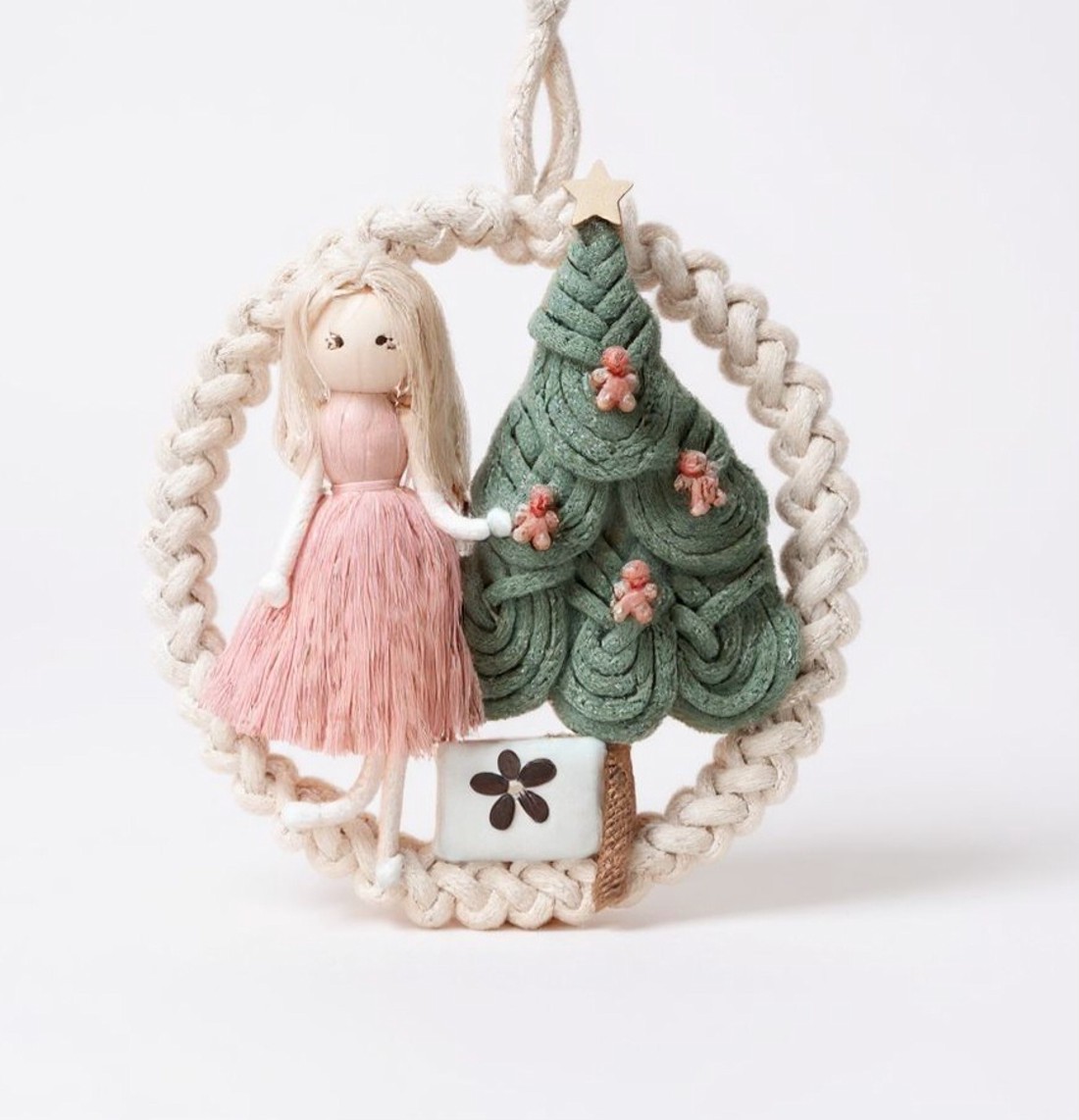 Decorațiune de perete macramé unică de Crăciun cu figurină de fată, pom de Crăciun și miere - crăciun - decorațiuni de crăciun de casă - Artynos.ro