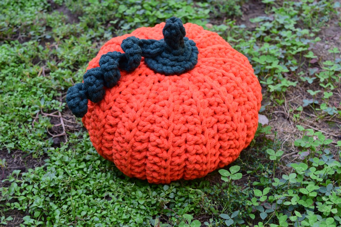 Dovleac mare croșetat (portocaliu) pentru Halloween - - Artynos.ro Dovleac mare croșetat (portocaliu) pentru Halloween - - Artynos.ro