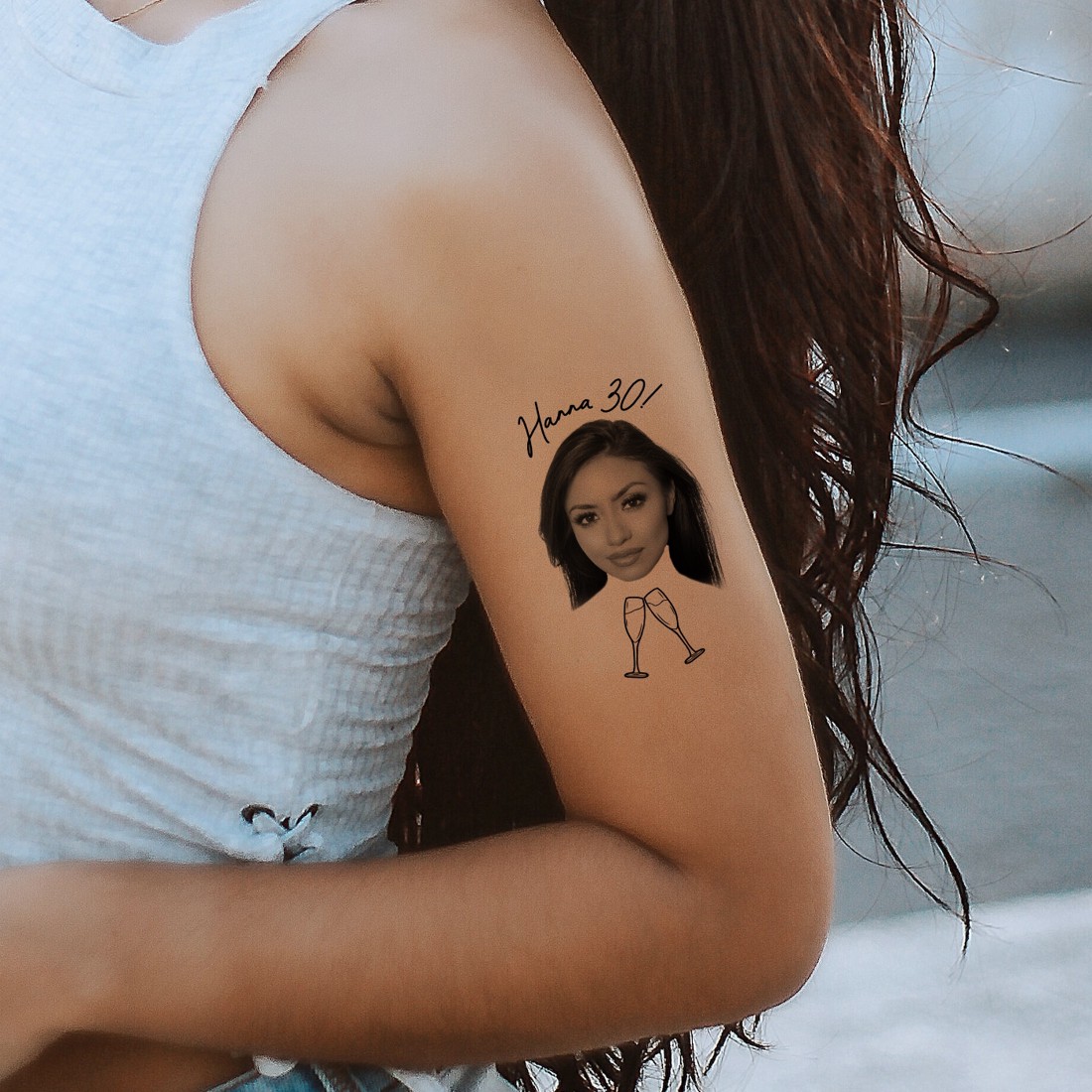 Ziua de naștere tatuaj temporar negru și alb față cu imagine tatuaj lavabil - - Artynos.ro Ziua de naștere tatuaj temporar negru și alb față cu imagine tatuaj lavabil - - Artynos.ro