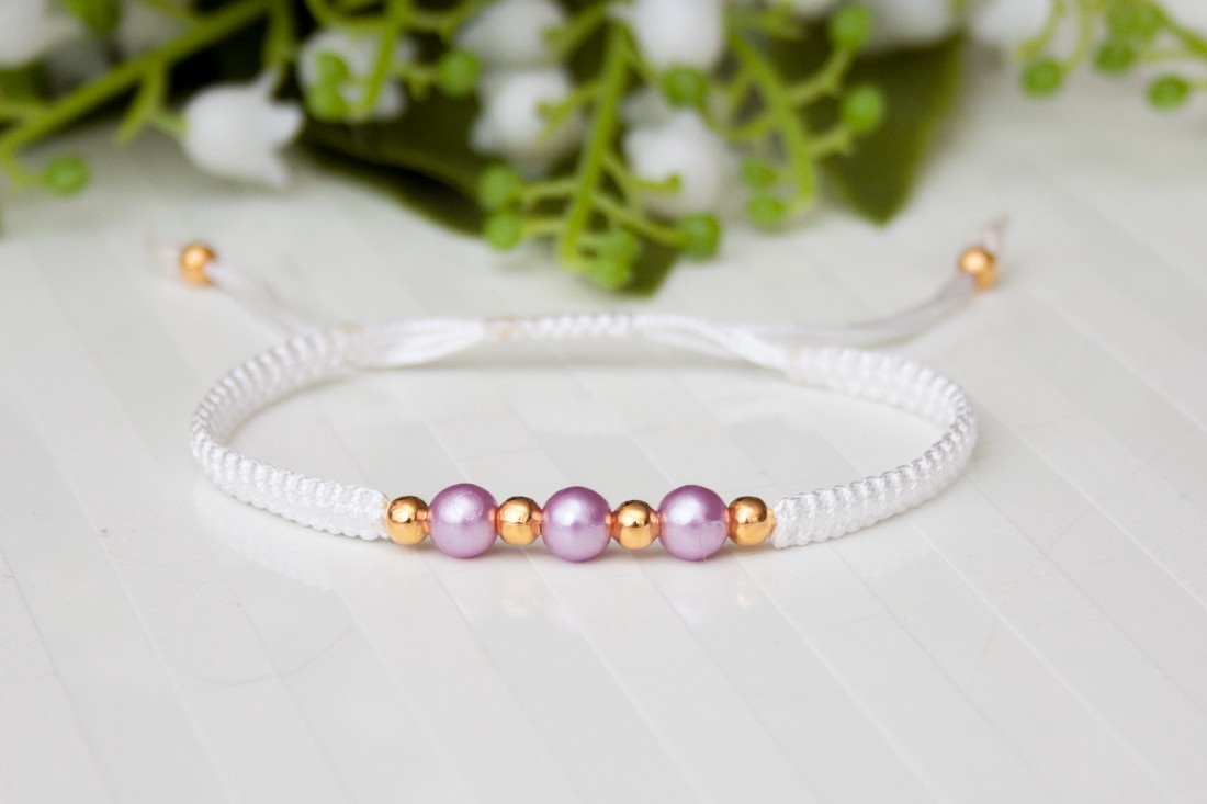 Brățară macramé împletită - Perle alb/violet deschis - - Artynos.ro Brățară macramé împletită - Perle alb/violet deschis - - Artynos.ro