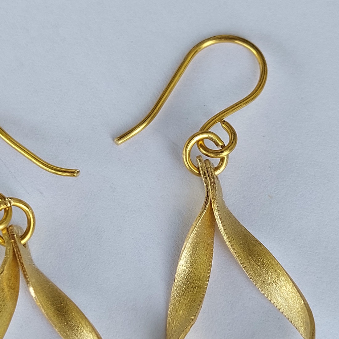 Cercei frumoși din alamă strălucitoare - bijuterii - cercei lungi - Artynos.ro Cercei frumoși din alamă strălucitoare - bijuterii - cercei lungi - Artynos.ro