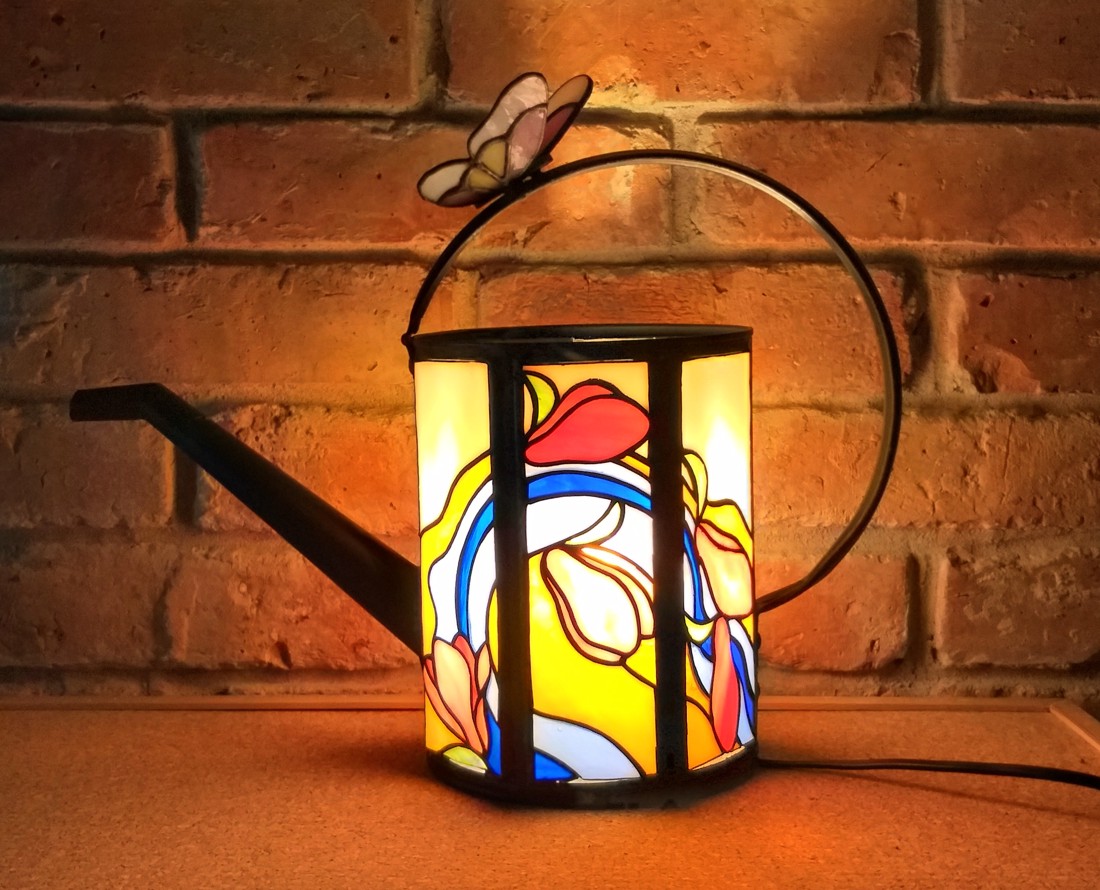 Lampă Tiffany dintr-un bidon de udare - - Artynos.ro Lampă Tiffany dintr-un bidon de udare - - Artynos.ro