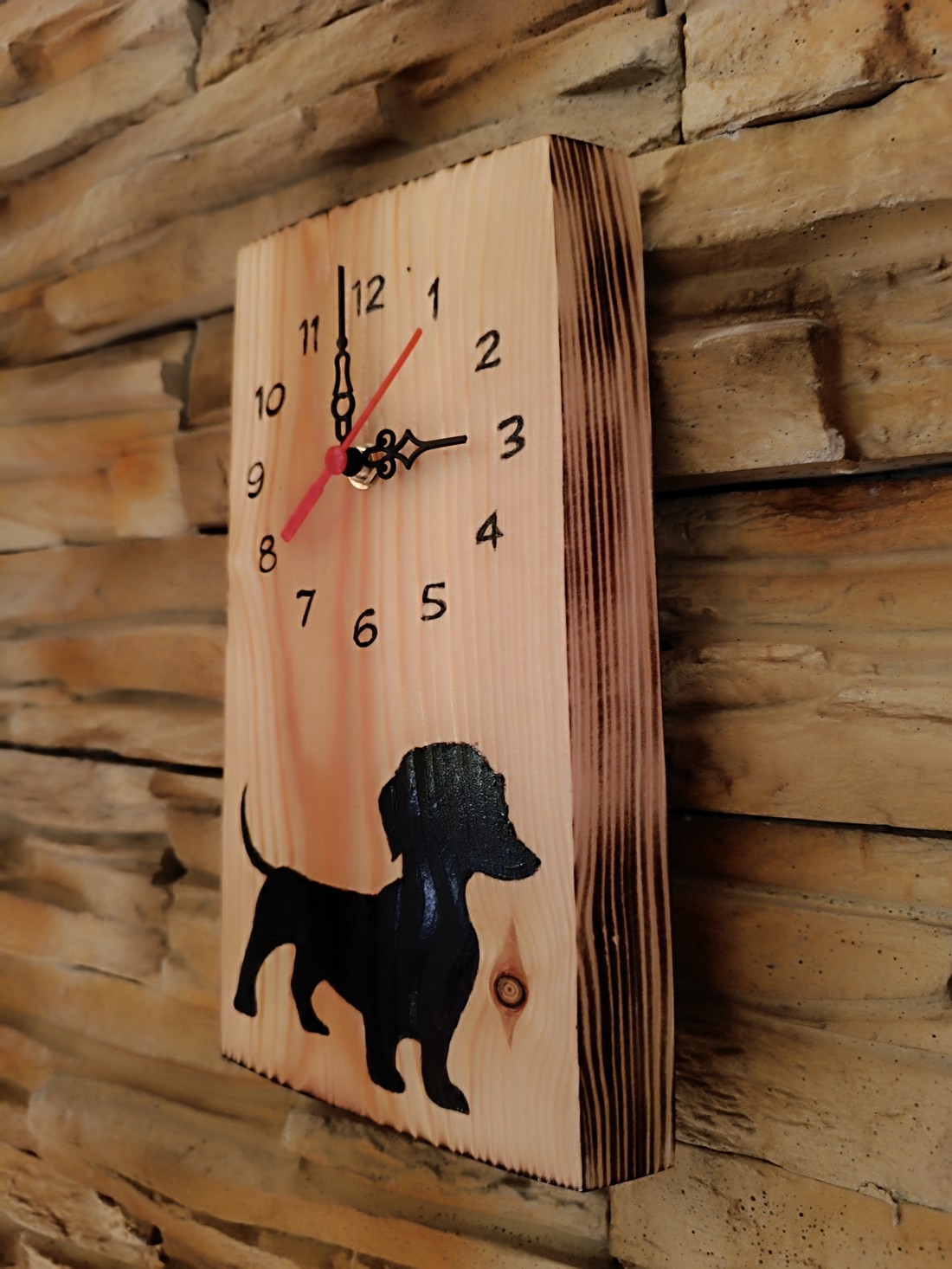 Ceas de perete din lemn cu câine dachshund - - Artynos.ro Ceas de perete din lemn cu câine dachshund - - Artynos.ro