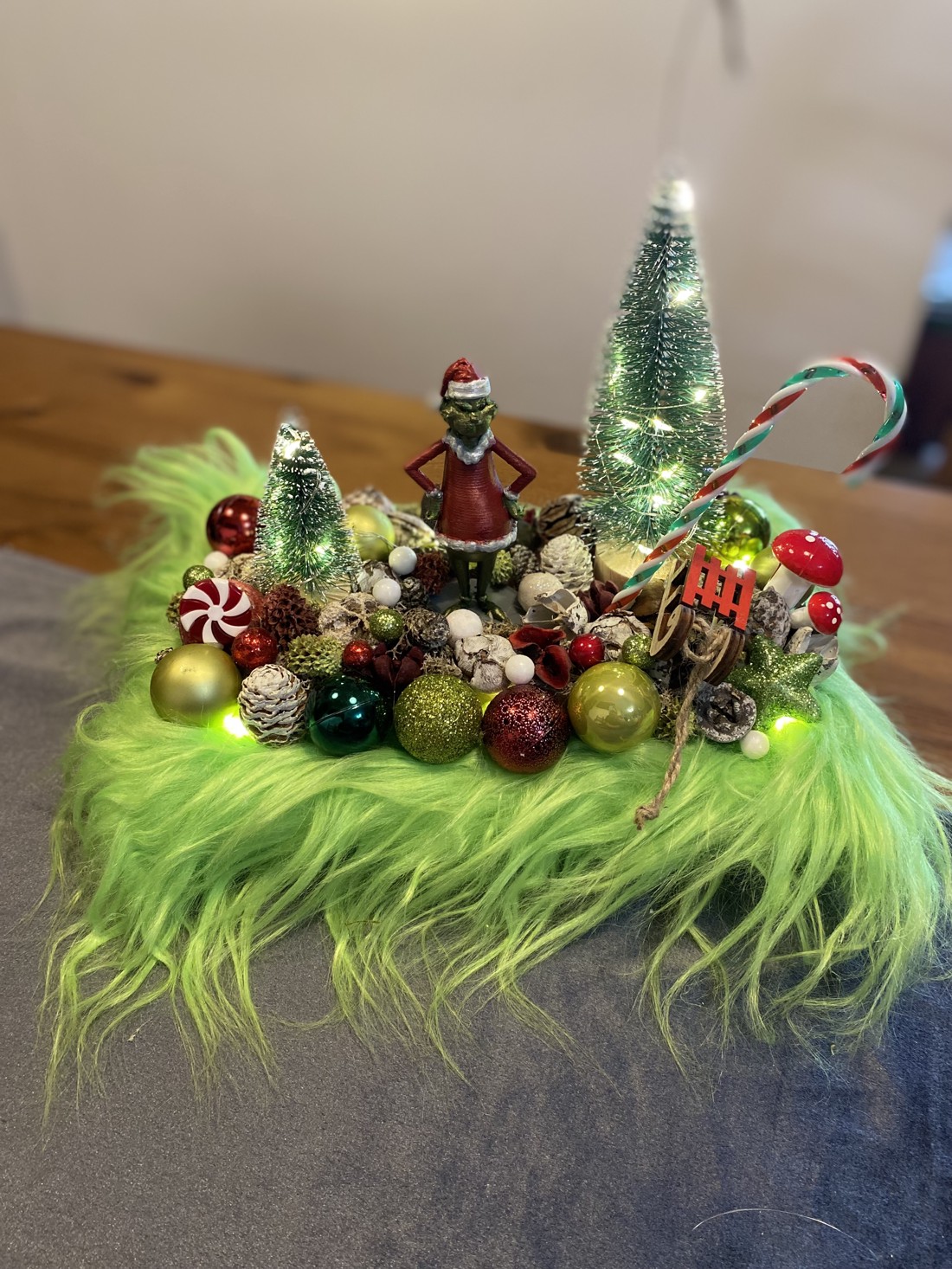 Decorațiuni de Crăciun pentru masa lui Grinch  -  - Artynos.ro
