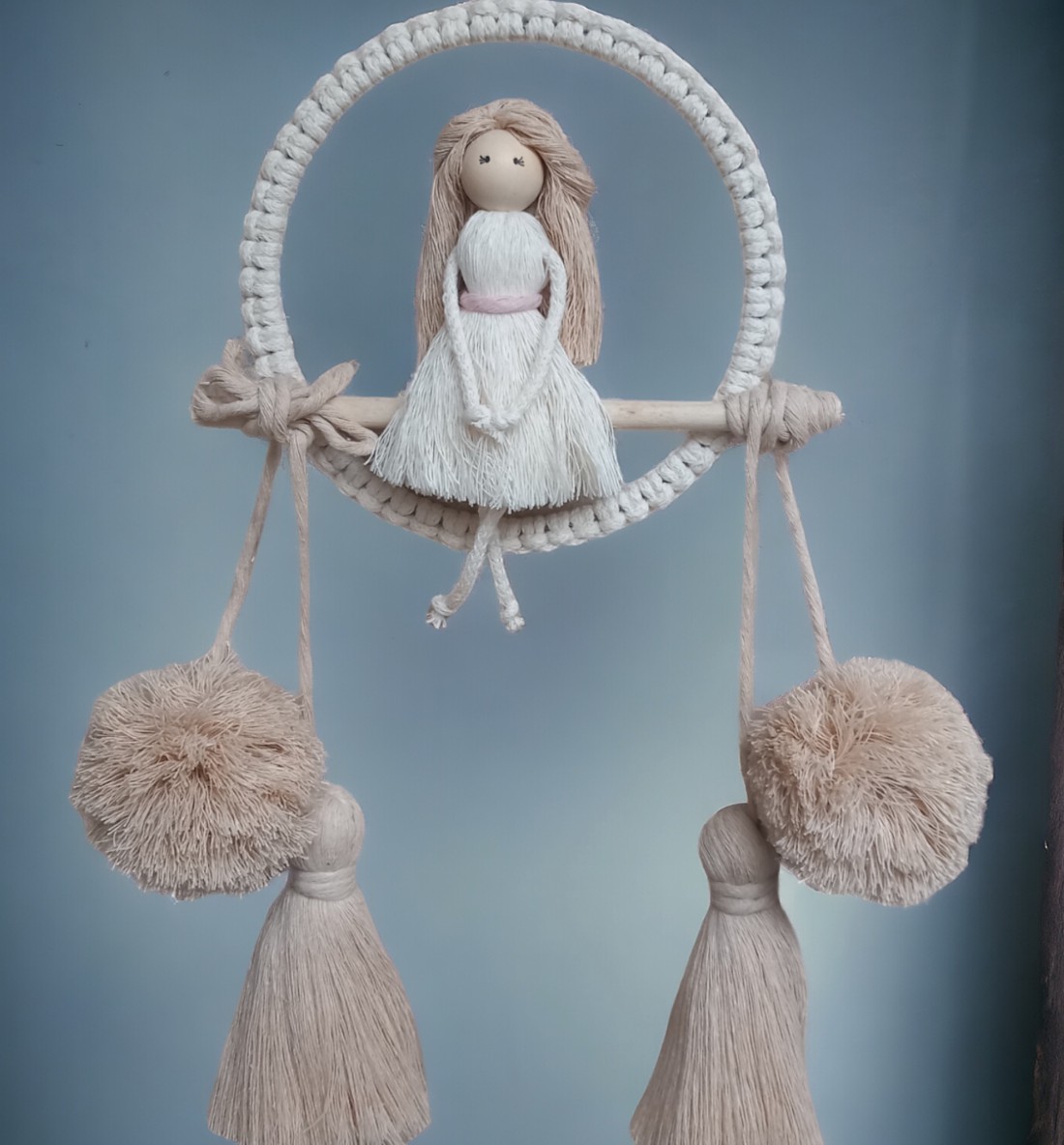 Decorațiuni de perete din macramé natural în ecru și bej - păpușă macramé pe cerc cu ciucuri și pompoane -  - Artynos.ro