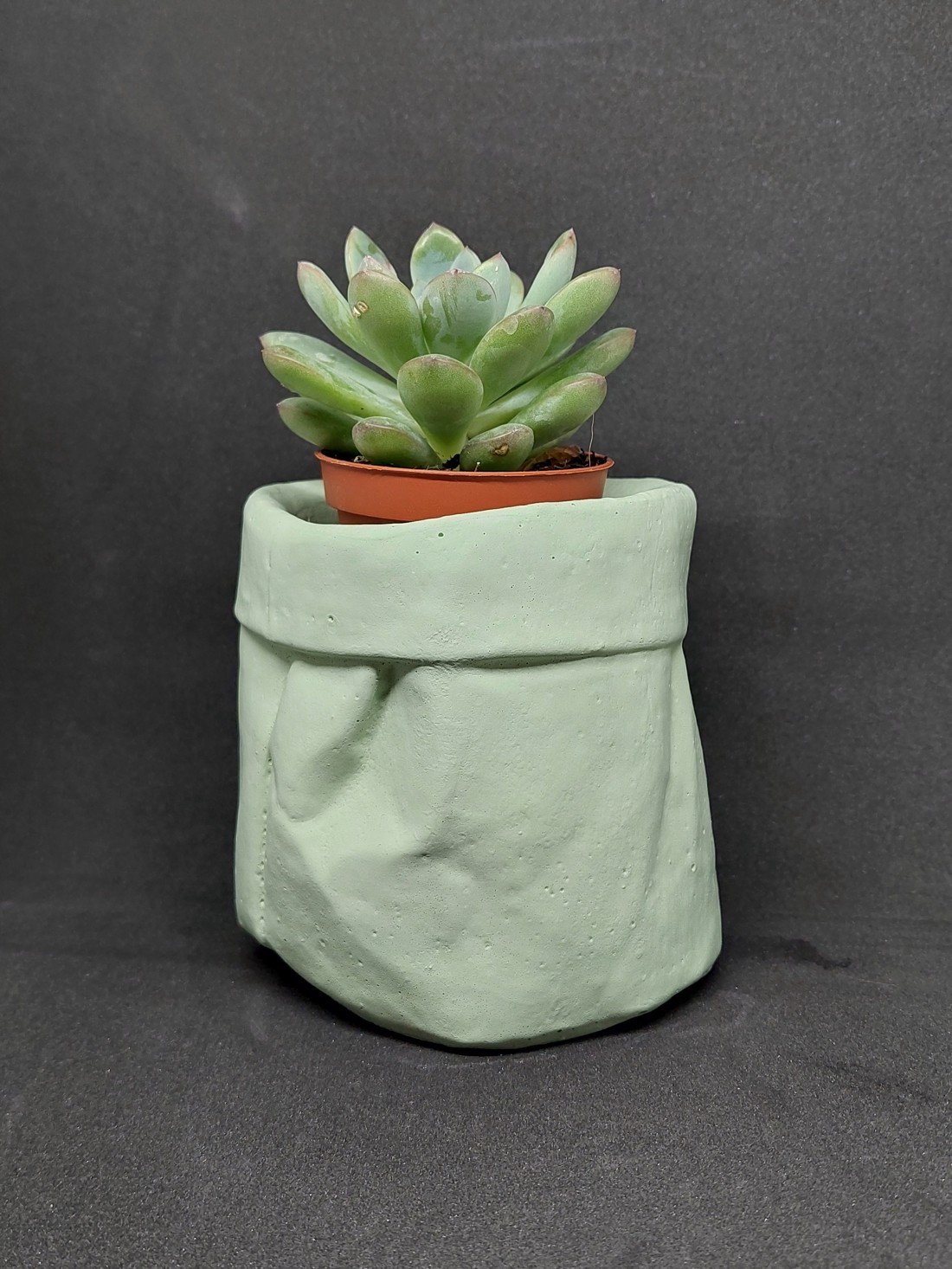 Ghiveci de beton în formă de sac încrețit de culoare verde deschis - - Artynos.ro Ghiveci de beton în formă de sac încrețit de culoare verde deschis - - Artynos.ro