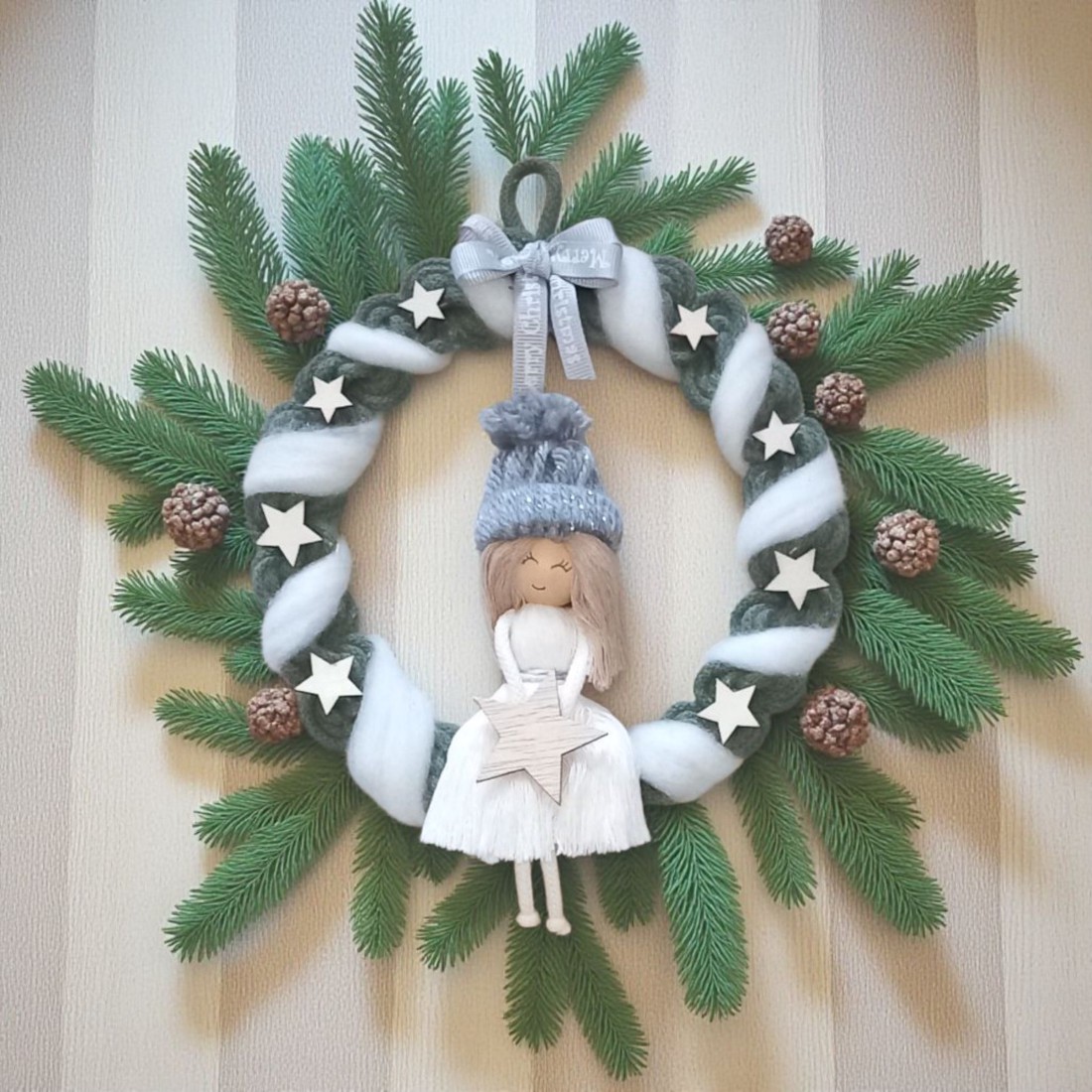 Verde și alb macramé Crăciun decor de perete - fată zâmbitoare în pălărie cu stele de lemn - crăciun - decorațiuni de crăciun de casă - decorațiuni pentru ușă de crăciun - Artynos.ro Verde și alb macramé Crăciun decor de perete - fată zâmbitoare în pălărie cu stele de lemn - crăciun - decorațiuni de crăciun de casă - decorațiuni pentru ușă de crăciun - Artynos.ro