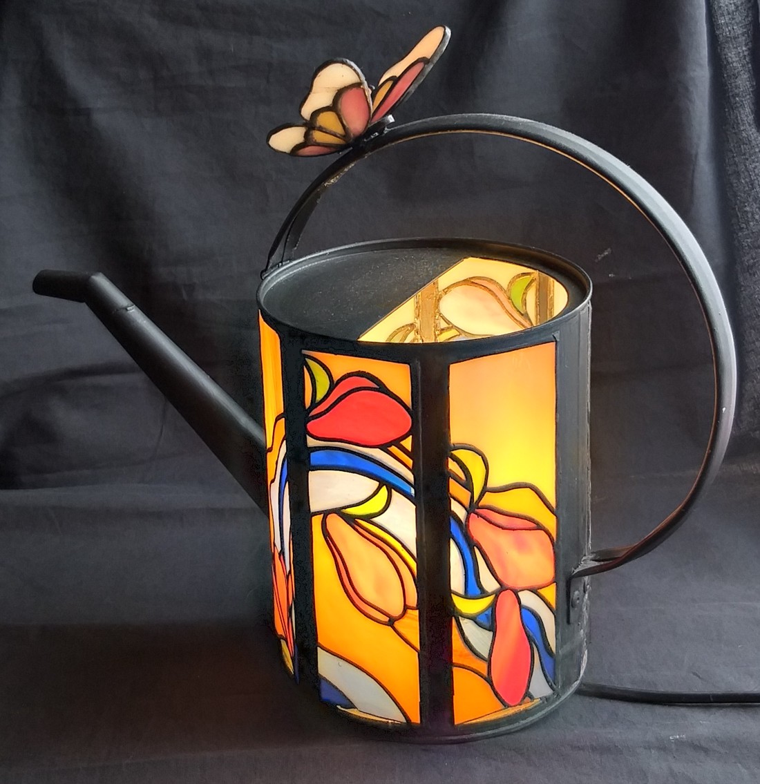 Lampă Tiffany dintr-un bidon de udare - - Artynos.ro Lampă Tiffany dintr-un bidon de udare - - Artynos.ro