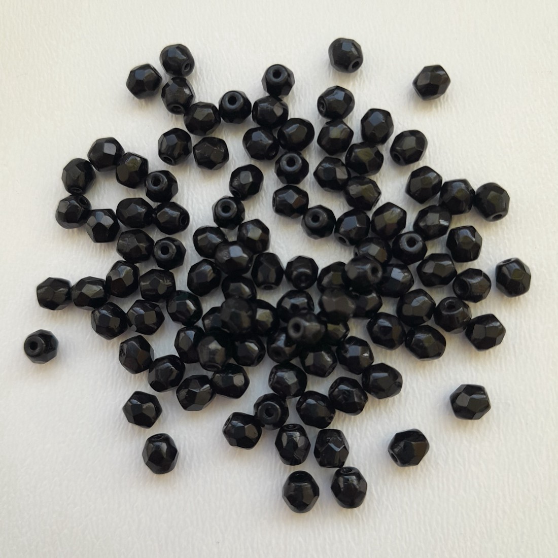 Mărgele cehe fațetate din sticlă - 4mm - 100 buc / pachet - negru - - Artynos.ro Mărgele cehe fațetate din sticlă - 4mm - 100 buc / pachet - negru - - Artynos.ro