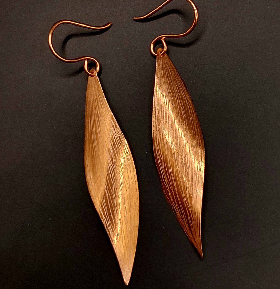 Cercei cu litere din cupru - bijuterii - cercei lungi - Artynos.ro Cercei cu litere din cupru - bijuterii - cercei lungi - Artynos.ro