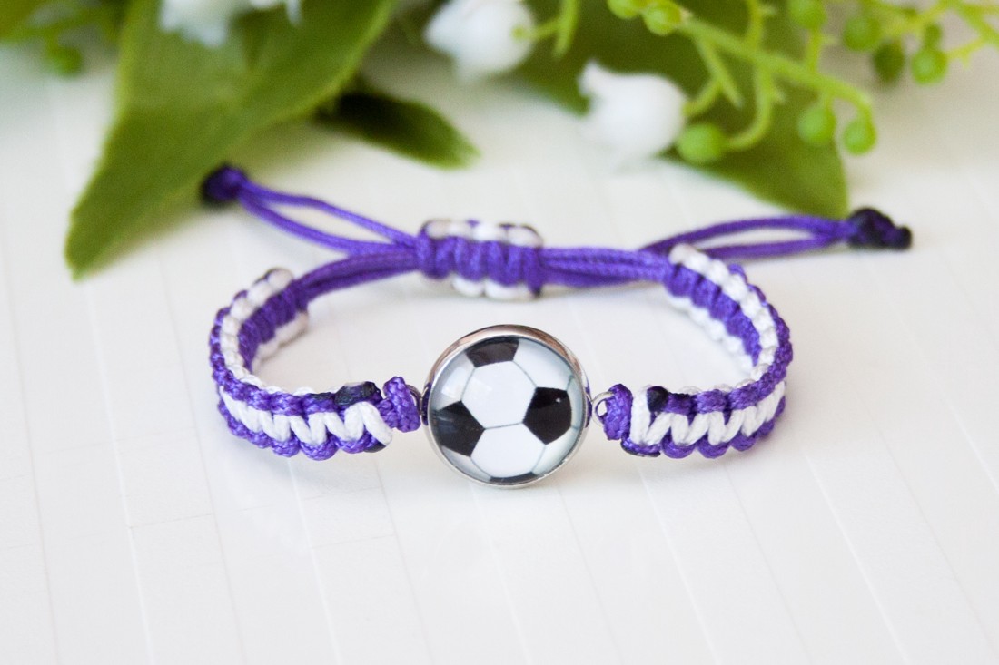 Brățară macramé împletită pentru copii - Fotbal violet/alb - - Artynos.ro Brățară macramé împletită pentru copii - Fotbal violet/alb - - Artynos.ro